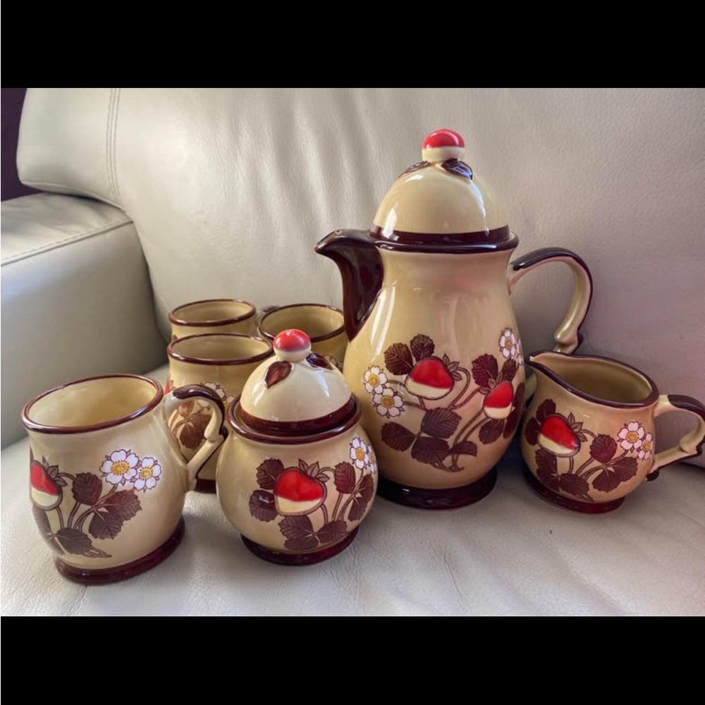 Vintage strawberry teapot, 4 mugs, sugar and creamer Japan